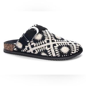 NWOT Dirty Laundry Bunches Clog